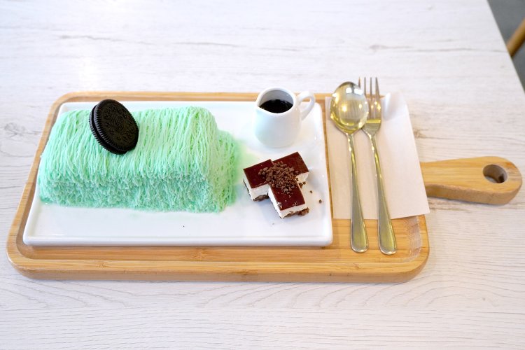 糸かき氷チョコミント1485円。チョコシロップをかけて召し上がれ。