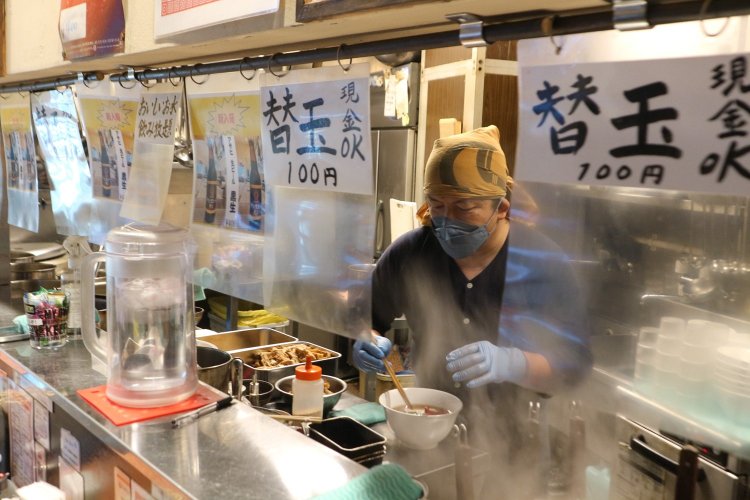 店主の沖さん。常連とおしゃべりに花が咲くことも。