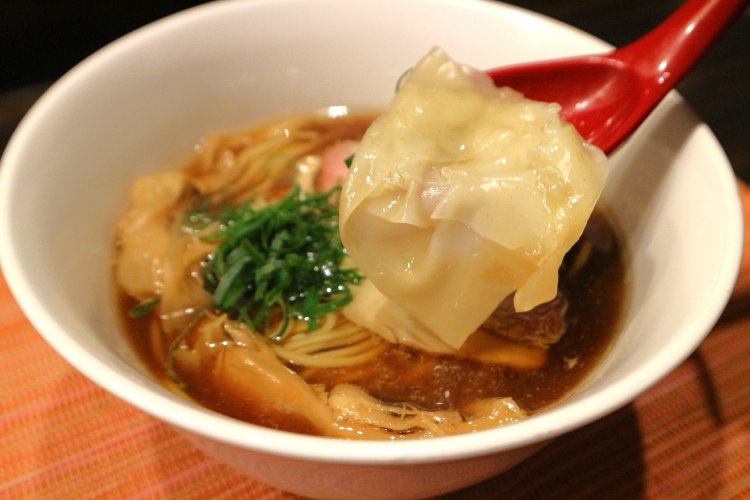 鶏の中華そば900円はぷるぷるのワンタンが存在感抜群！
