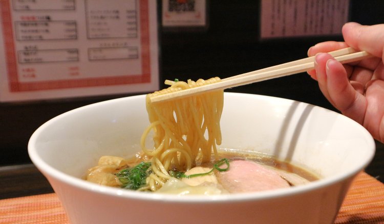 もちもちとした食感がクセになるオリジナルの細麺。