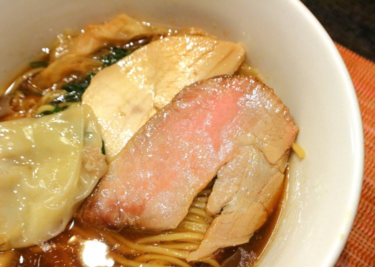 豚と鶏、2種類のチャーシューが楽しめる。