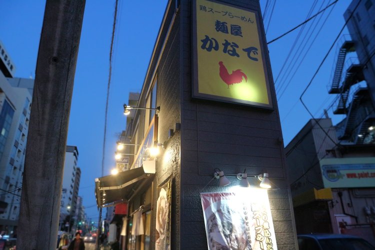 大きな黄色い看板が目印。角にすぽっと収まっている店の形が特徴的。