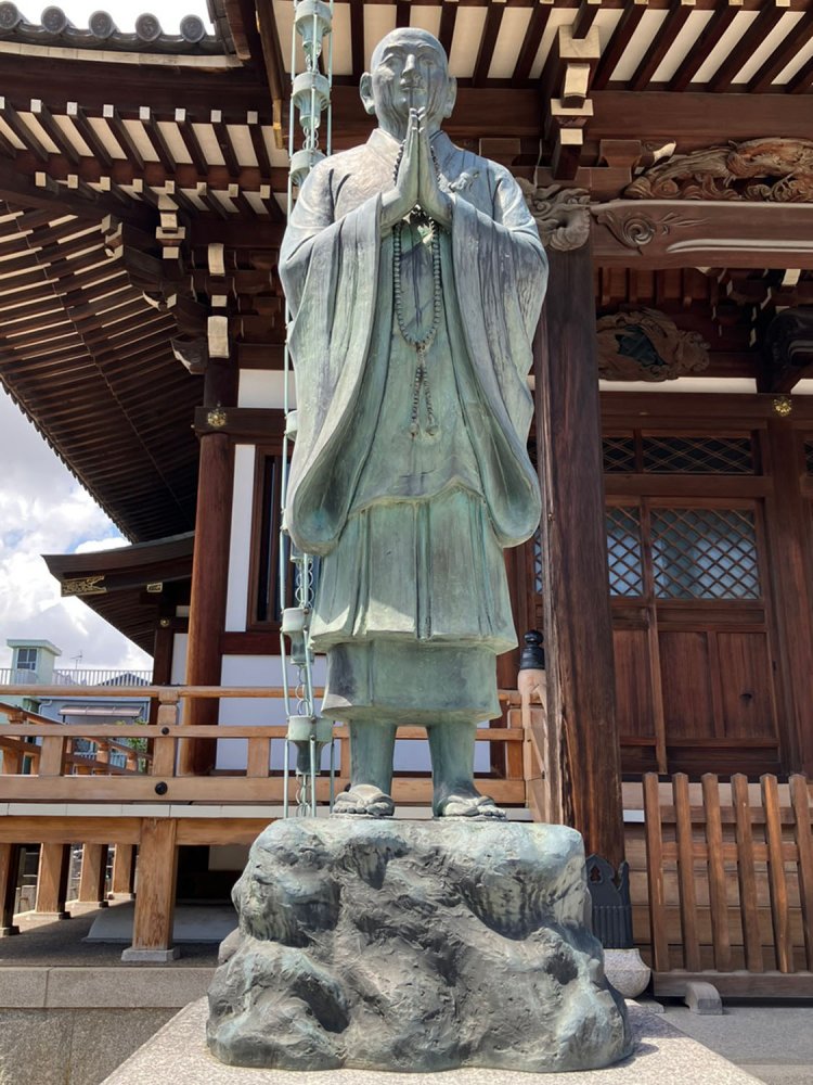 ひたすら念仏することを説いた、法然らしい像（小松川・仲台院）。