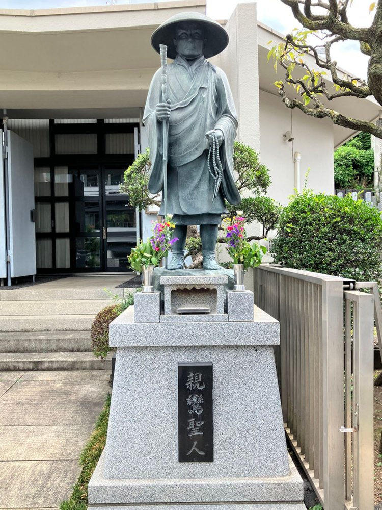 同じく行脚姿が多い空海と似たつくりになっているが、顔立ちなどが異なるようだ（麻布・徳正寺）。
