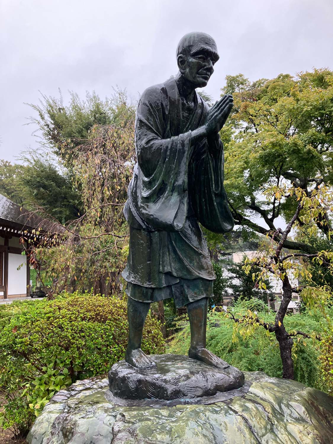 訪れた時は雨が降っていたので、より一層ひたむきさが際立つ一遍（藤沢・遊行寺）。
