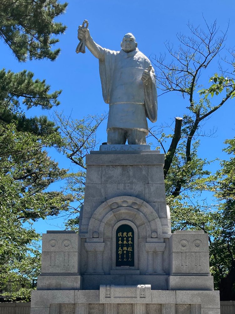 堂々とした力強さが感じられる日蓮像（池上本門寺）。