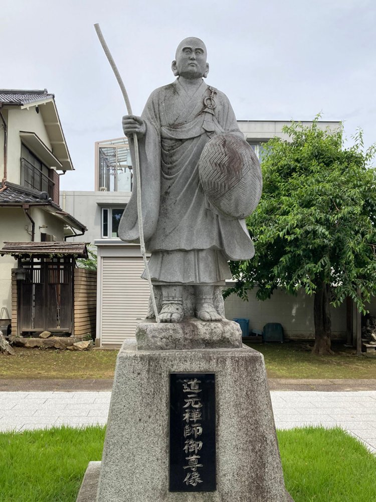 目と目の間が狭く描かれている肖像画の道元によく似た顔（八雲・東光寺）。