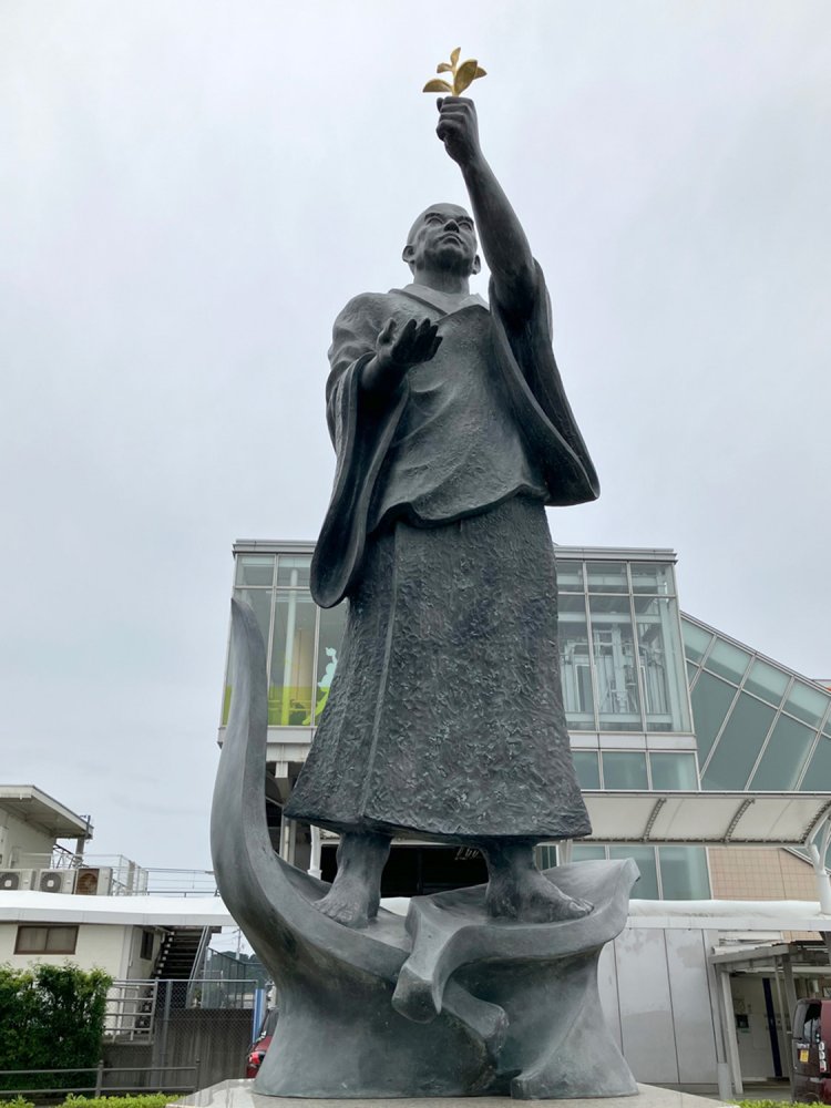 島田駅前の栄西像。金の茶葉を掲げ、開祖像の中では一番のかっこよさ（島田駅）。