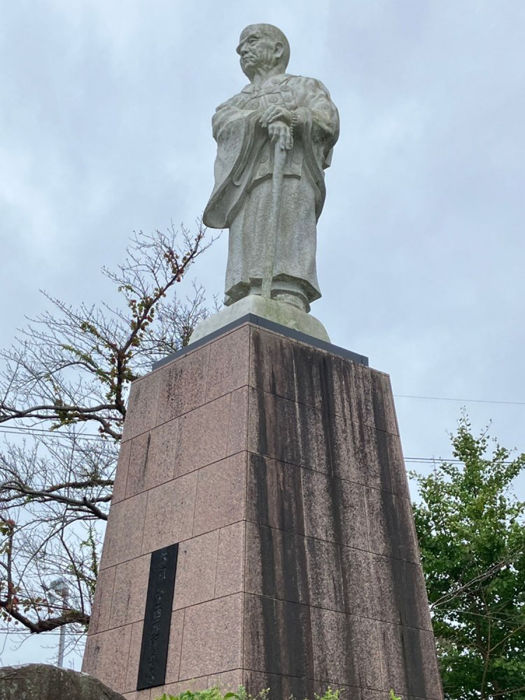 お茶の一大産地・牧之原台地を優しく見つめる栄西（金谷・牧之原公園）。