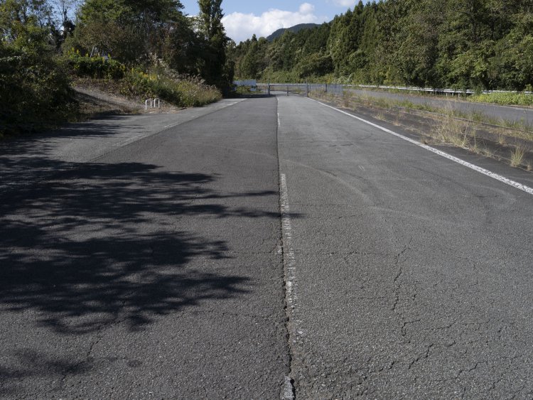 旧下り線はフェンスが無くなり、ちょっとした空間となっていた。