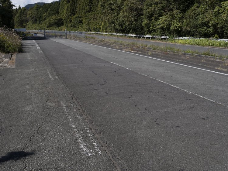 旧下り線の路肩部分は点線の白線がうっすらと残り、登坂車線ではないかと思った。