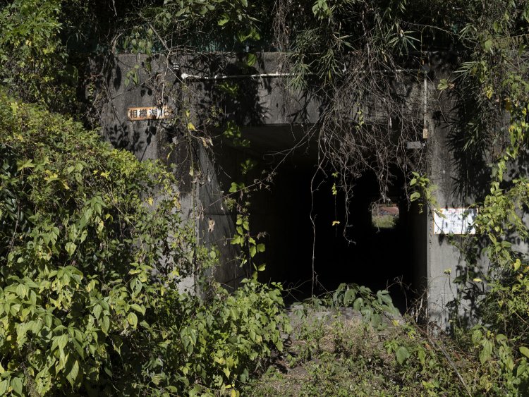 中央分離帯が終わる地点は盛土となっており、脇道へと下りるとカルバートが残っている。水路ではなく人道で『相模湖16』のプレートが残る。