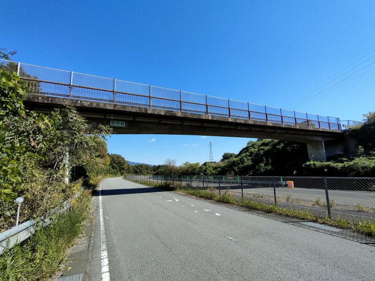 先ほど渡った跨道橋。左側に高速道路のフォントで記載された『栗原橋』の文字が見える。