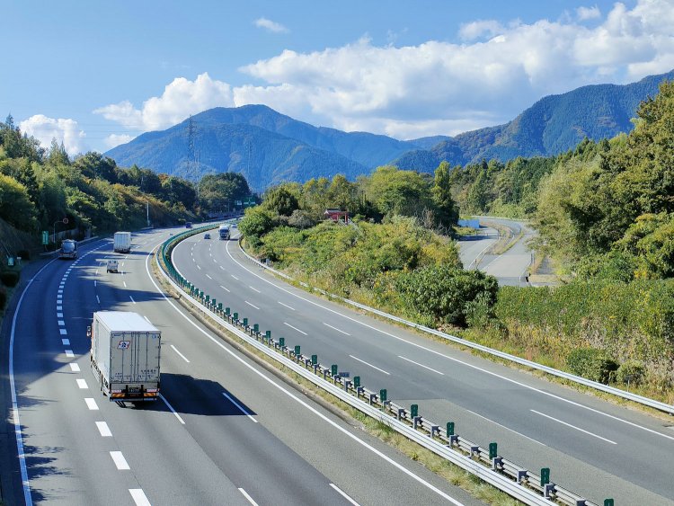 上野原IC方面の付け替え部分を跨道橋からみた。カーブの緩和された現在線から鋭角気味に分岐しているところから、かつての道は急カーブだったのかと想像できる。