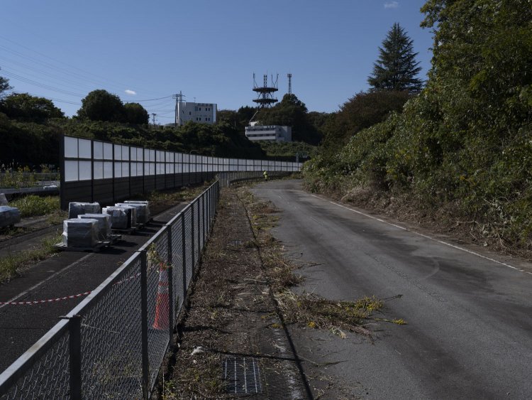 生活道路のスタート地点となった場所から付け替えの分岐箇所をみた。この場所より付け替え箇所まではNEXCO中日本の用地となって立入禁止である。