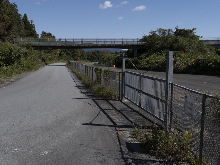 付け替えられて廃道となったが一部は生活道路となった。
