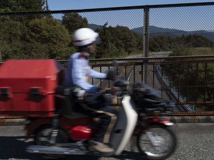 跨道橋ですれ違う郵便局バイク。このバイクも生活道路を走ってきた。旧道とはいえ中央道を郵便カブが走るのである。