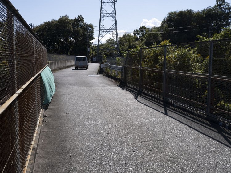 振り返ってみる。手前は旧中央道を渡っていた跨道橋、奥が6車線の現在線を渡る跨道橋。