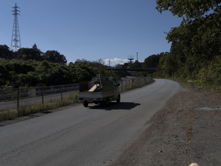 旧上り線を軽トラが走り去っていく。奥が談合坂SA方向だ。広域農道のように走りやすい。