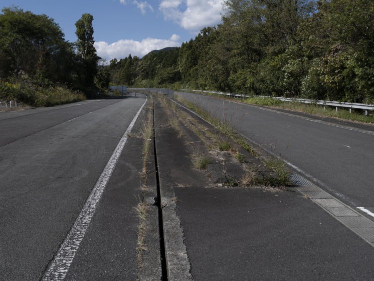 中央分離帯がプツっと途切れている。溝は分離帯の左右にあったと思われるが、右側は生活道路化で無くなっていた。