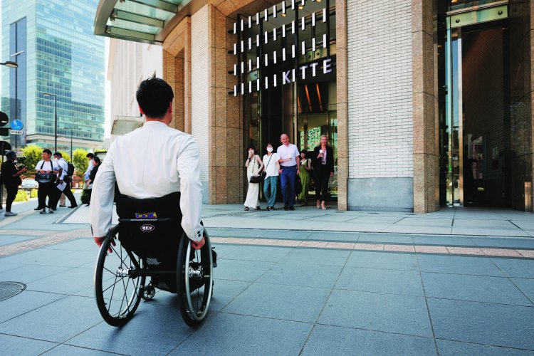 「駅のこんな近くに大きな郵便局があるんですね」／ エントランスに段差はない。