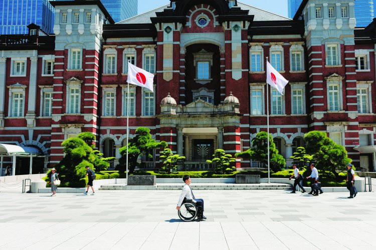 東京駅丸の内駅前広場は路面の凹凸が少ない御影石で舗装されている。