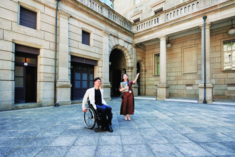 本館中庭は地下金庫への現金搬入ルートでもあった。