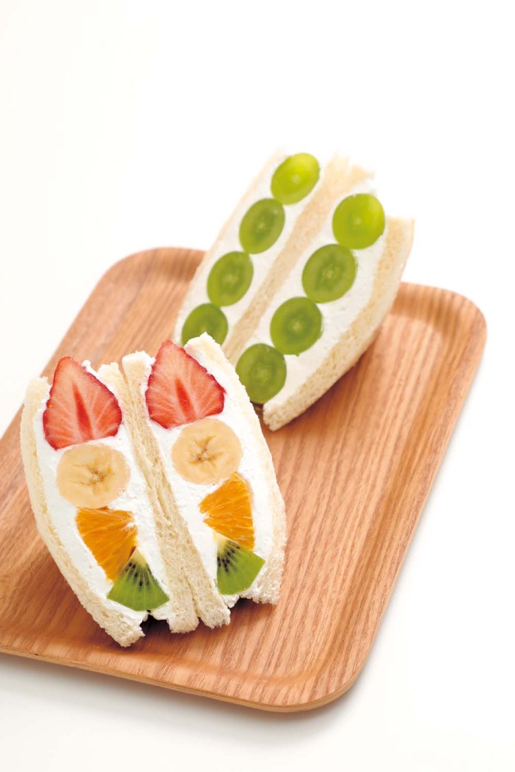 4種のフルーツサンド580円（手前）は通年人気で、ひとくちごとに異なる果実のおいしさを楽しめる。シャインマスカットサンド1100円は口中で甘みが弾ける！ 8～1月ごろまで販売。