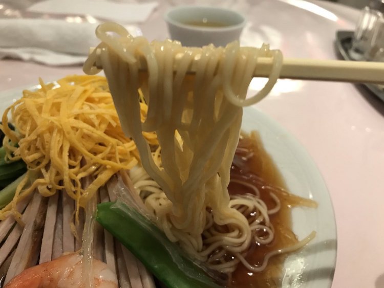 硬めの麺にタレが絡んで輝きを放つ。