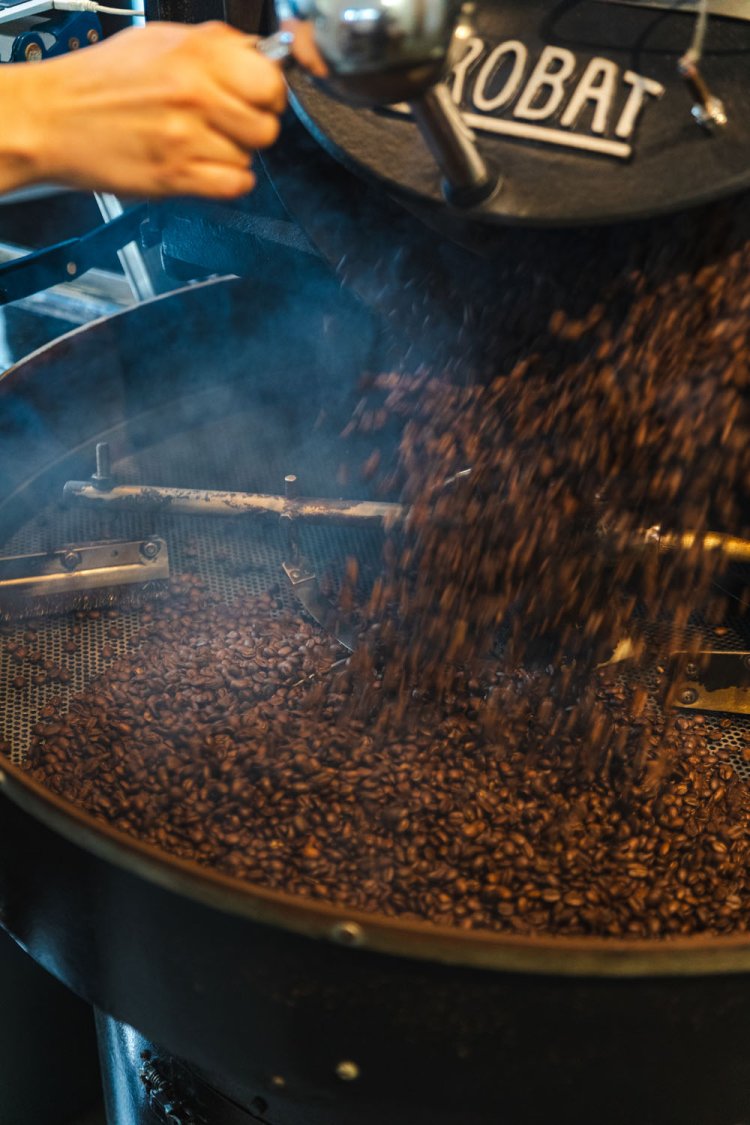 焙煎は1階奥にあるプロバットの12㎏釜で。平日はフル稼働。