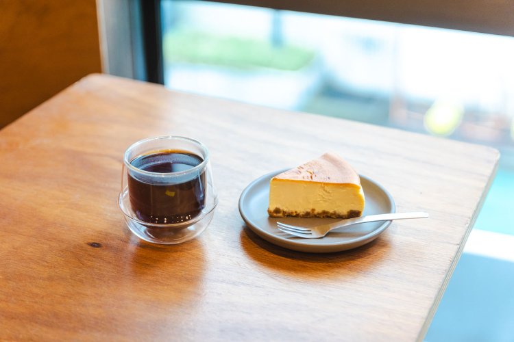 ハンドドリップは680円～。本所にある系列店『Marked（マークト）』特製のチーズケーキ750円とともに。