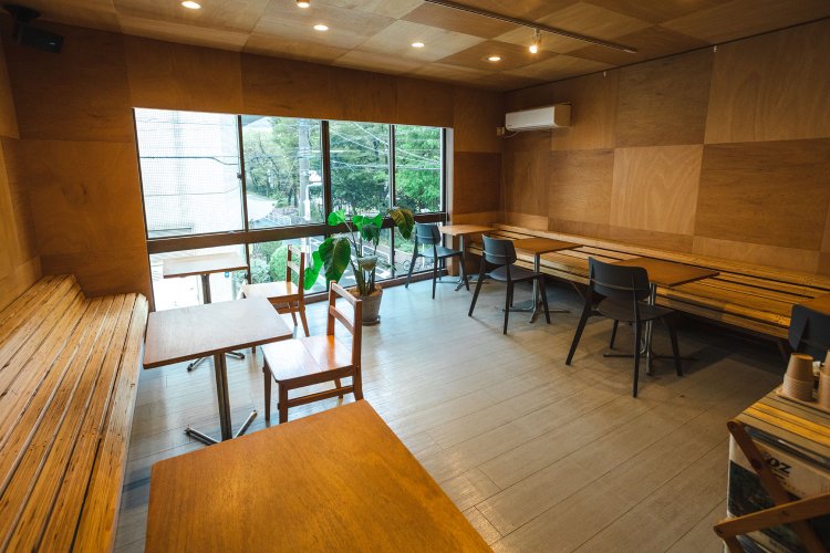 ウッドパネルが印象的な2階のカフェ空間。静岡のCHAB DESIGNが内装を担当。