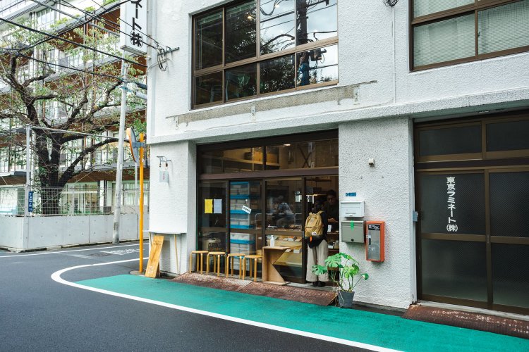 もとはラミネート加工の工場や事務所として使用されていた。