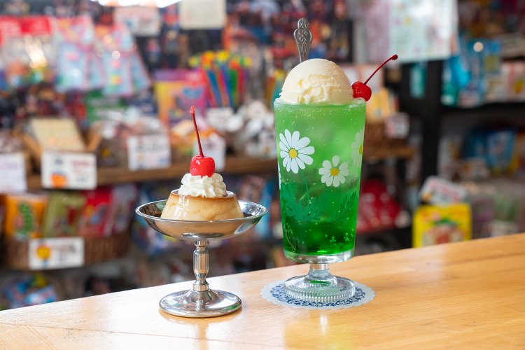 焼きプリン400円、クリームソーダ650円。