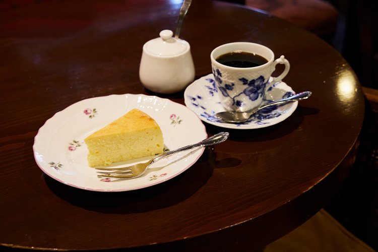 有名陶磁器メーカー・リチャードジノリの器で提供されるケーキセット950円。