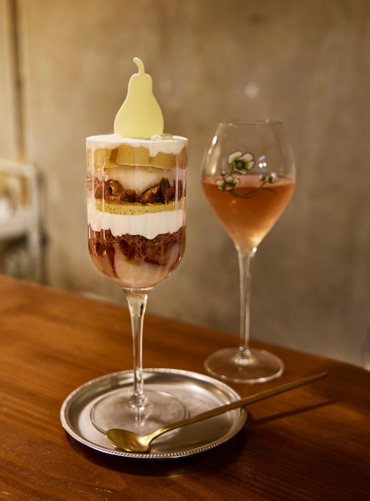 月替わりで提供されるパフェ1500円～が人気。お酒とのペアリングも◎。