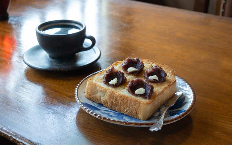 11時までのモーニングセットより、天然酵母トースト 小倉バター アメリカーノコーヒー付き800円。