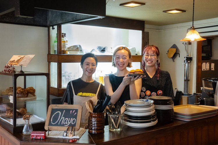 べィニさん（中央）。ドリンクや焼き菓子はテイクアウトもOK。