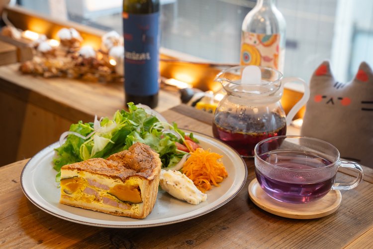 ランチの定番キッシュプレート1000円。＋200円でドリンクも。