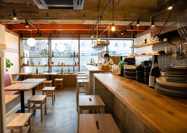 オープンキッチンのある、明るいカフェダイニング。