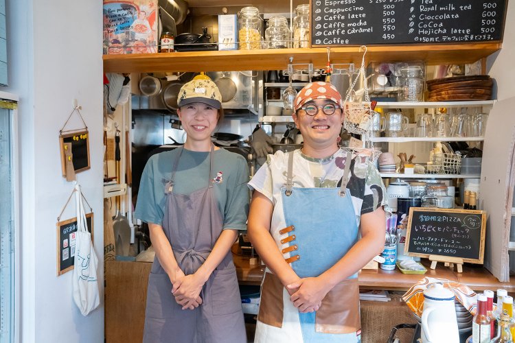 店を切り盛りする古賀知仁さん・広果（ひろか）さんご夫妻。