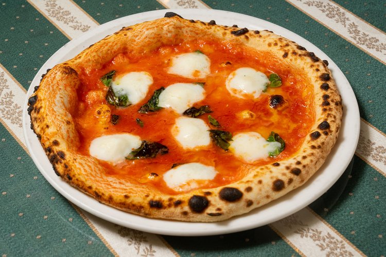 マルゲリータ コン ブファラ2480円。耳までふっくらとしており、食べ応え満点。