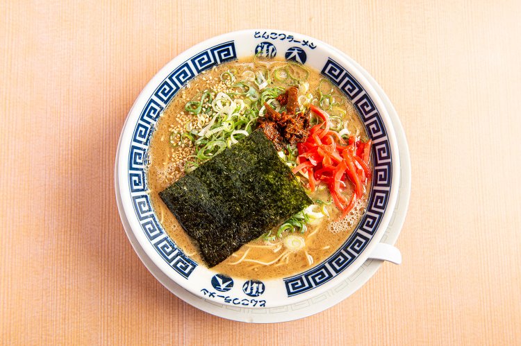 ラーメン858円。ゴマ、紅ショウガ、辛子高菜で味を調えよう。