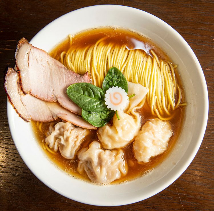 ニコニコそば1100円。餡と海老がたっぷりつまったワンタンは満足度高！