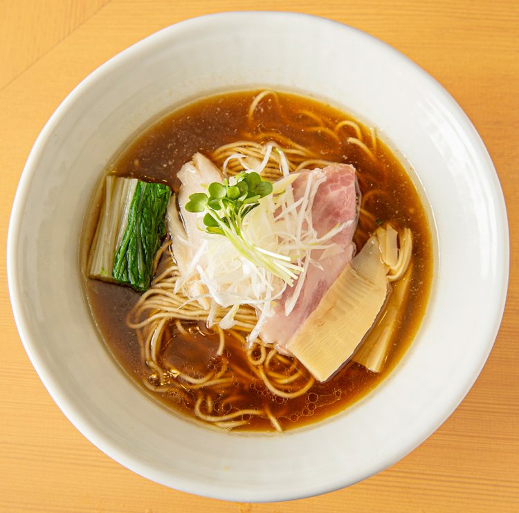 低温調理した豚の肩ロースと鶏むね肉が入った中華蕎麦800円。