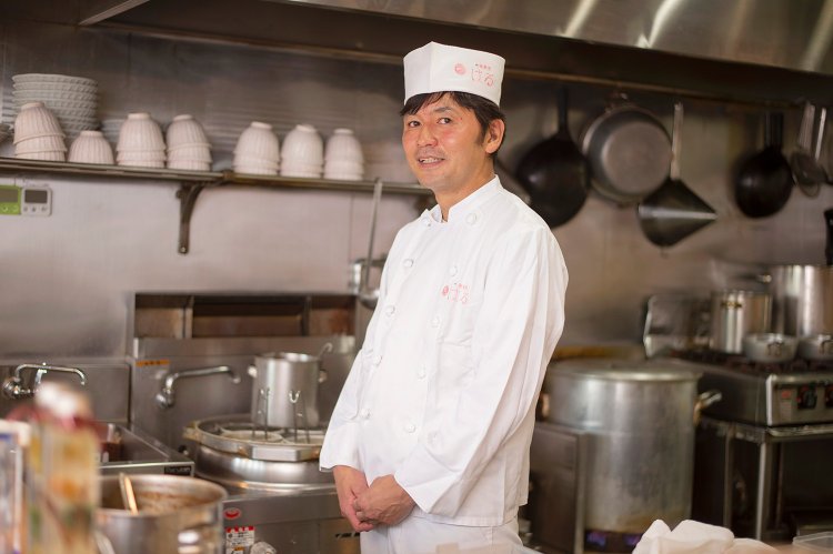 タイ料理など異色の経歴を持つ店主の星野健さん。