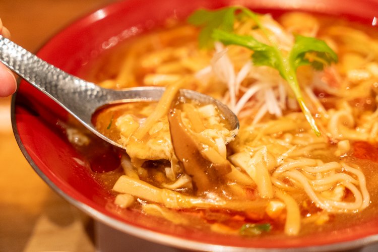 丼も冷めにくいものを使用している。