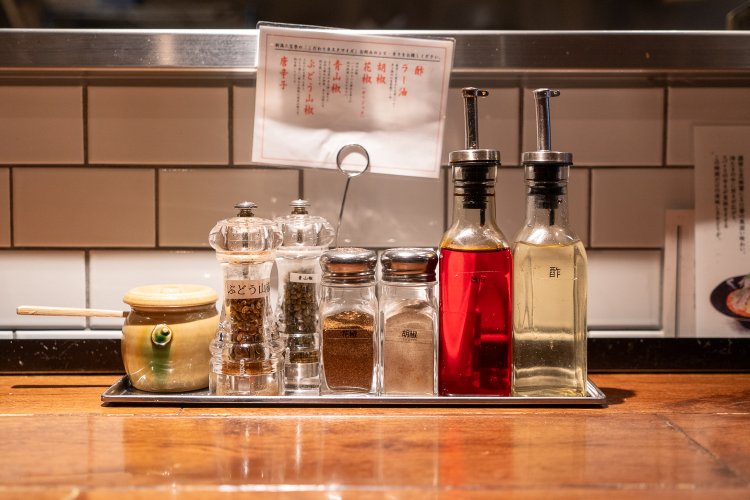 味変に欠かせない卓上調味料が、なんと7種類も！