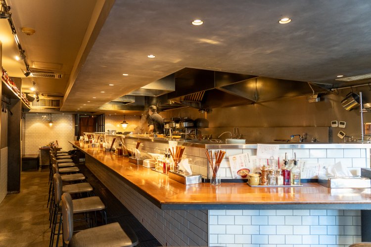 夜は2〜3人のグループでお酒を飲む人も多い。