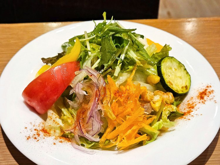 サラダ650円。※平日のみ